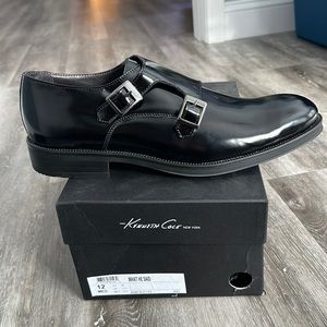 Men’s Black Kenneth Cole dress shoe with silver buckles